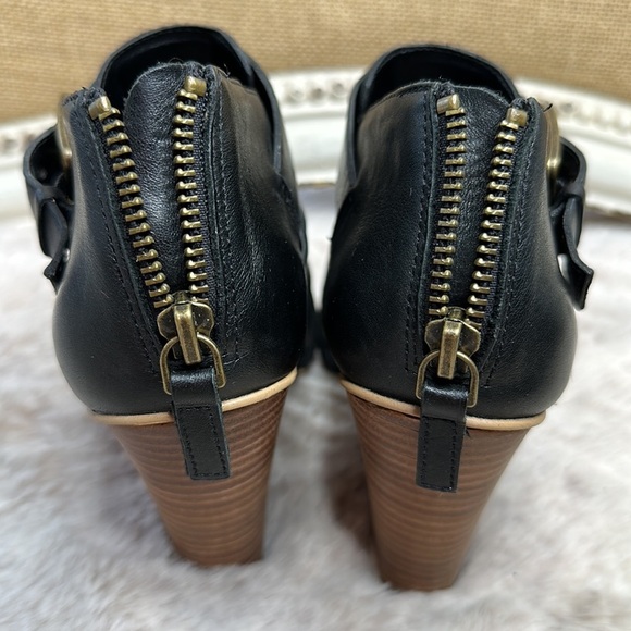 Hinge | Black Leather Woven Sandals with Stacked Heels - Picture 10 of 13